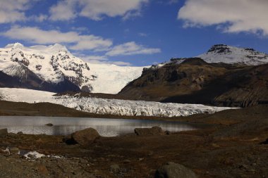 Svnafellsjkull İzlanda 'da bir buzuldur ve Vatnajkull' un buzul dilidir.