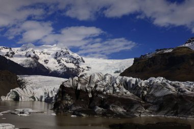 Svnafellsjkull İzlanda 'da bir buzuldur ve Vatnajkull' un buzul dilidir.