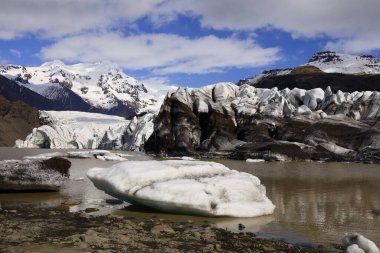 Svnafellsjkull İzlanda 'da bir buzuldur ve Vatnajkull' un buzul dilidir.