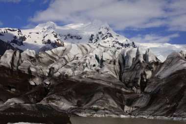 Svnafellsjkull İzlanda 'da bir buzuldur ve Vatnajkull' un buzul dilidir.