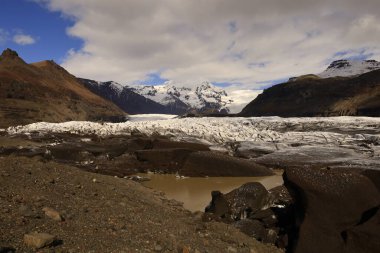 Svnafellsjkull İzlanda 'da bir buzuldur ve Vatnajkull' un buzul dilidir.