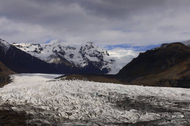 Svnafellsjkull İzlanda 'da bir buzuldur ve Vatnajkull' un buzul dilidir.