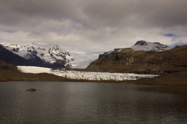 Svnafellsjkull İzlanda 'da bir buzuldur ve Vatnajkull' un buzul dilidir.