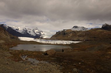 Svnafellsjkull İzlanda 'da bir buzuldur ve Vatnajkull' un buzul dilidir.