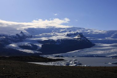 Svnafellsjkull İzlanda 'da bir buzuldur ve Vatnajkull' un buzul dilidir.