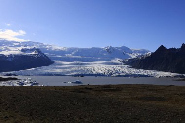 Svnafellsjkull İzlanda 'da bir buzuldur ve Vatnajkull' un buzul dilidir.