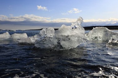 İzlanda 'nın güneyindeki Vatnajkull Ulusal Parkı' nın güney kesimindeki elmas plajındaki buzdağına bakın.