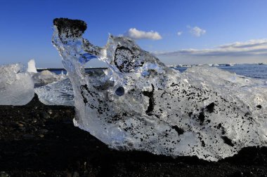 İzlanda 'nın güneyindeki Vatnajkull Ulusal Parkı' nın güney kesimindeki elmas plajındaki buzdağına bakın.