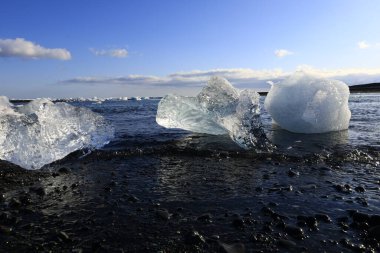 İzlanda 'nın güneyindeki Vatnajkull Ulusal Parkı' nın güney kesimindeki elmas plajındaki buzdağına bakın.