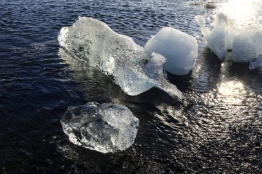 İzlanda 'nın güneyindeki Vatnajkull Ulusal Parkı' nın güney kesimindeki elmas plajındaki buzdağına bakın.