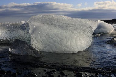 İzlanda 'nın güneyindeki Vatnajkull Ulusal Parkı' nın güney kesimindeki elmas plajındaki buzdağına bakın.