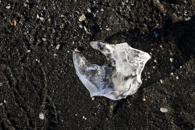 İzlanda 'nın güneyindeki Vatnajkull Ulusal Parkı' nın güney kesimindeki elmas plajındaki buzdağına bakın.