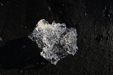 İzlanda 'nın güneyindeki Vatnajkull Ulusal Parkı' nın güney kesimindeki elmas plajındaki buzdağına bakın.