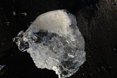 İzlanda 'nın güneyindeki Vatnajkull Ulusal Parkı' nın güney kesimindeki elmas plajındaki buzdağına bakın.