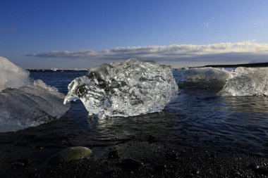 İzlanda 'nın güneyindeki Vatnajkull Ulusal Parkı' nın güney kesimindeki elmas plajındaki buzdağına bakın.