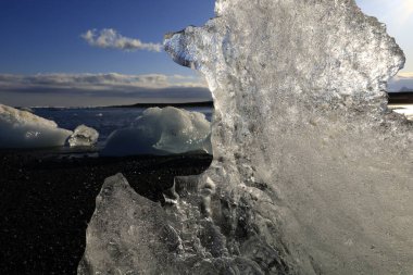 İzlanda 'nın güneyindeki Vatnajkull Ulusal Parkı' nın güney kesimindeki elmas plajındaki buzdağına bakın.