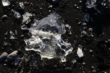 İzlanda 'nın güneyindeki Vatnajkull Ulusal Parkı' nın güney kesimindeki elmas plajındaki buzdağına bakın.