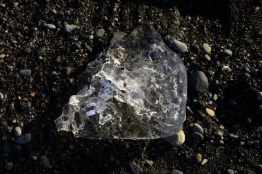İzlanda 'nın güneyindeki Vatnajkull Ulusal Parkı' nın güney kesimindeki elmas plajındaki buzdağına bakın.
