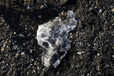 İzlanda 'nın güneyindeki Vatnajkull Ulusal Parkı' nın güney kesimindeki elmas plajındaki buzdağına bakın.