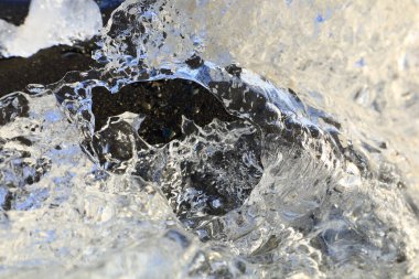 İzlanda 'nın güneyindeki Vatnajkull Ulusal Parkı' nın güney kesimindeki elmas plajındaki buzdağına bakın.