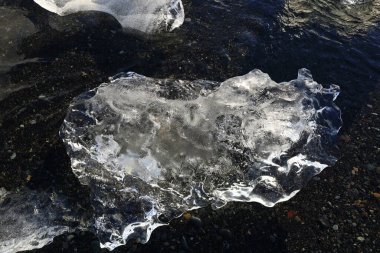 İzlanda 'nın güneyindeki Vatnajkull Ulusal Parkı' nın güney kesimindeki elmas plajındaki buzdağına bakın.