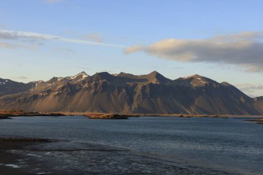 İzlanda 'nın güneyindeki bir dağa bak.