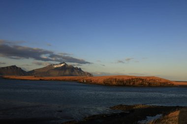 İzlanda 'nın güneyindeki bir dağa bak.