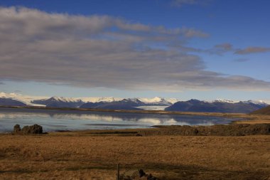 İzlanda 'nın doğu kesimindeki bir dağın görüntüsü 