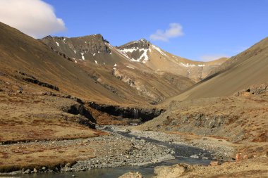 İzlanda 'nın doğu kesimindeki bir dağın görüntüsü 