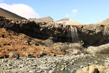 İzlanda 'nın doğu kesimindeki bir dağın görüntüsü 