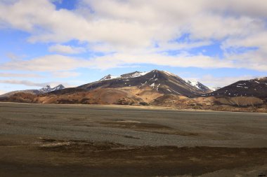 Hvannagil, İzlanda 'nın doğu kesiminde bulunan ve muhteşem kaya oluşumlarına sahip renkli bir rhyolite kanyonudur.