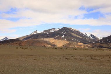 Hvannagil, İzlanda 'nın doğu kesiminde bulunan ve muhteşem kaya oluşumlarına sahip renkli bir rhyolite kanyonudur.