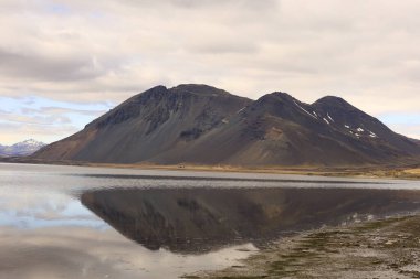 Austurland bölgesinde Hofn 'un kuzeydoğusunda yer alan küçük bir yarımada olan Hvalnes' teki bir dağın manzarasına bakın..