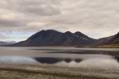 Austurland bölgesinde Hofn 'un kuzeydoğusunda yer alan küçük bir yarımada olan Hvalnes' teki bir dağın manzarasına bakın..