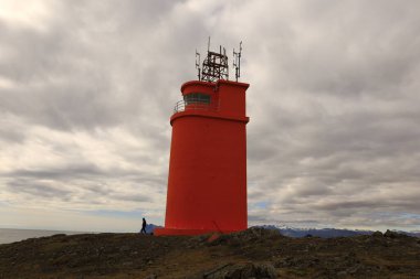 Hvalnes Deniz Feneri İzlanda 'nın doğu bölgesinde Hofn ve Cupivogur şehirleri arasında 1. Bu parlak turuncu beton yapı okyanus kıyısı boyunca 11.5 metre yüksekliğindedir. 