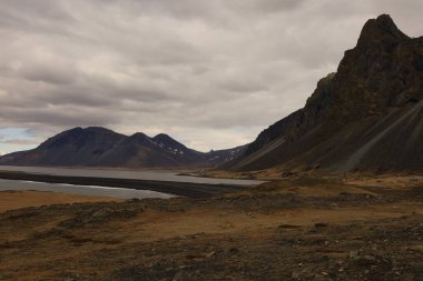 Austurland bölgesinde Hofn 'un kuzeydoğusunda yer alan küçük bir yarımada olan Hvalnes' teki bir dağın manzarasına bakın..