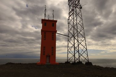 Hvalnes Deniz Feneri İzlanda 'nın doğu bölgesinde Hofn ve Cupivogur şehirleri arasında 1. Bu parlak turuncu beton yapı okyanus kıyısı boyunca 11.5 metre yüksekliğindedir. 
