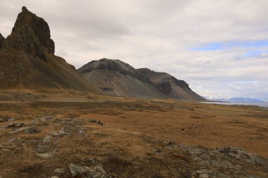 Austurland bölgesinde Hofn 'un kuzeydoğusunda yer alan küçük bir yarımada olan Hvalnes' teki bir dağın manzarasına bakın..