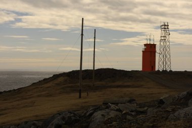 Hvalnes Deniz Feneri İzlanda 'nın doğu bölgesinde Hofn ve Cupivogur şehirleri arasında 1. Bu parlak turuncu beton yapı okyanus kıyısı boyunca 11.5 metre yüksekliğindedir. 