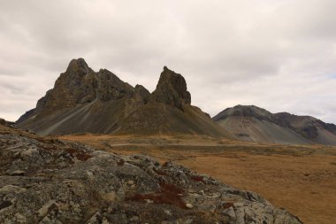 Austurland bölgesinde Hofn 'un kuzeydoğusunda yer alan küçük bir yarımada olan Hvalnes' teki bir dağın manzarasına bakın..