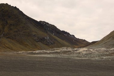 Austurland bölgesinde Hofn 'un kuzeydoğusunda yer alan küçük bir yarımada olan Hvalnes' teki bir dağın manzarasına bakın..