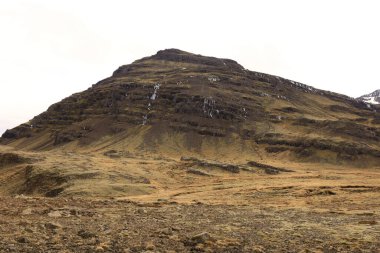 İzlanda 'nın doğu kesimindeki bir dağın görüntüsü 