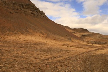 İzlanda 'nın doğu kesimindeki bir dağın görüntüsü 