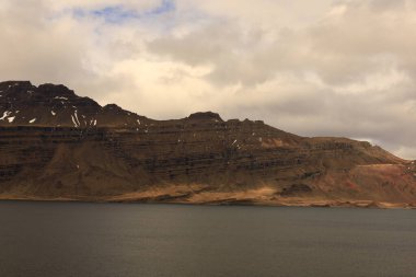 Berufjorour Doğu İzlanda 'da bir fiyorttur. Yaklaşık 20 kilometre uzunluğunda ve 2 ila 5 kilometre genişliğinde..