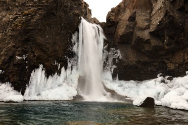 Nykurhylsfoss, Fossardalur 'da Fossa Nehri' nin kıvrılıp İzlanda 'nın doğusundaki Berufjorour' a doğru yuvarlanırken gizli ve ıssız bir şelaleydi.