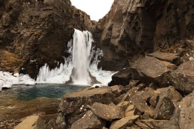 Nykurhylsfoss, Fossardalur 'da Fossa Nehri' nin kıvrılıp İzlanda 'nın doğusundaki Berufjorour' a doğru yuvarlanırken gizli ve ıssız bir şelaleydi.