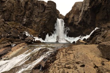 Nykurhylsfoss, Fossardalur 'da Fossa Nehri' nin kıvrılıp İzlanda 'nın doğusundaki Berufjorour' a doğru yuvarlanırken gizli ve ıssız bir şelaleydi.