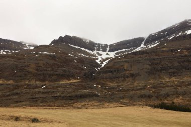 Austurland bölgesindeki İzlanda 'nın doğusundaki Reyoarfjorour fiyordunda dağın manzarası