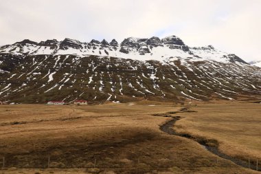 Austurland bölgesinde, İzlanda 'nın doğusunda bulunan Reyoarfjorour fiyordunun görüntüsü. İzlanda' nın doğu kıyısındaki en uzun fiyorttur.