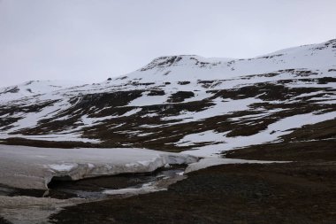İzlanda 'nın doğu bölgesindeki bir dağa bakın. 
